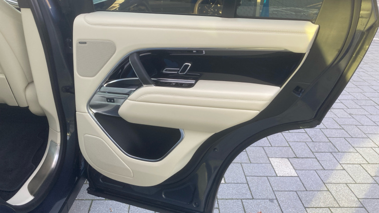 Land Rover Range Rover 3.0 D300 SE 4dr Auto Diesel Estate